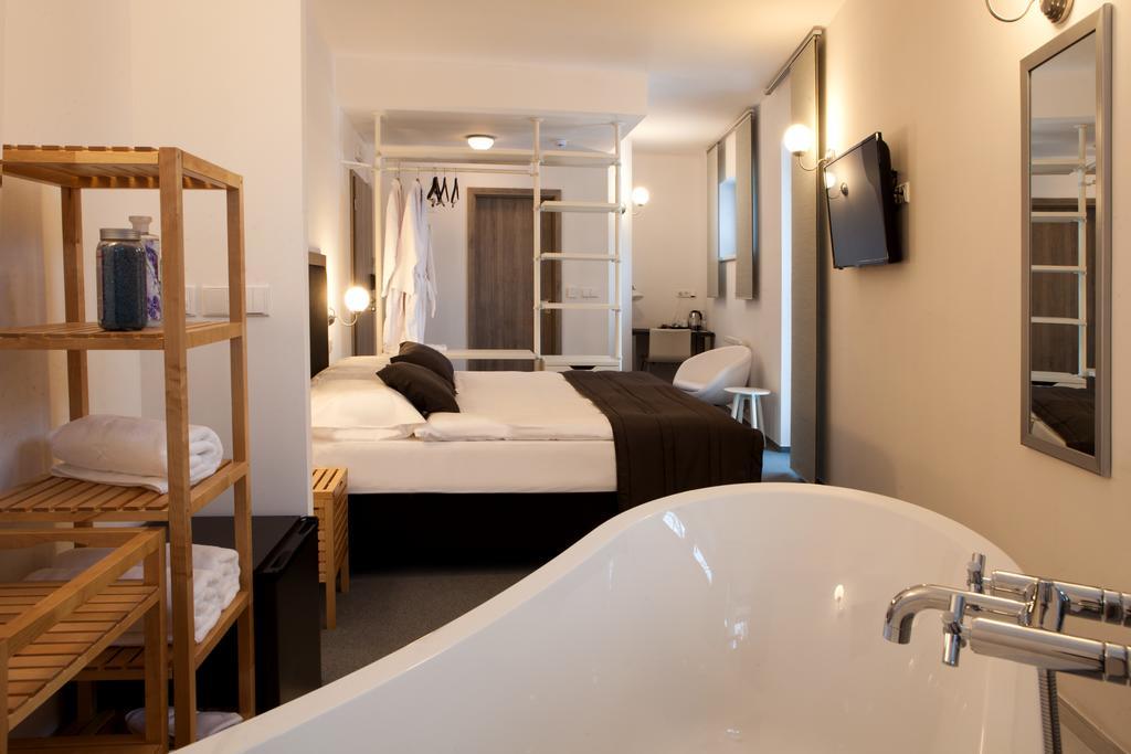 Hotel Koruna Chlumec nad Cidlinou Luaran gambar