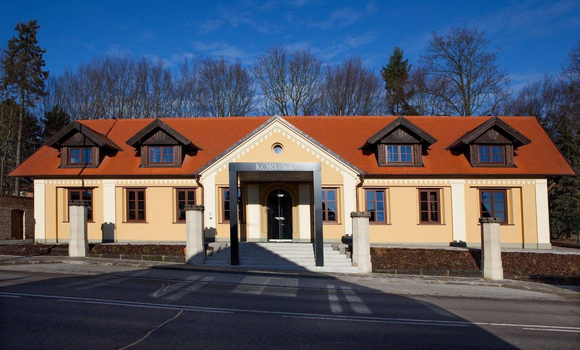 Hotel Koruna Chlumec nad Cidlinou Luaran gambar