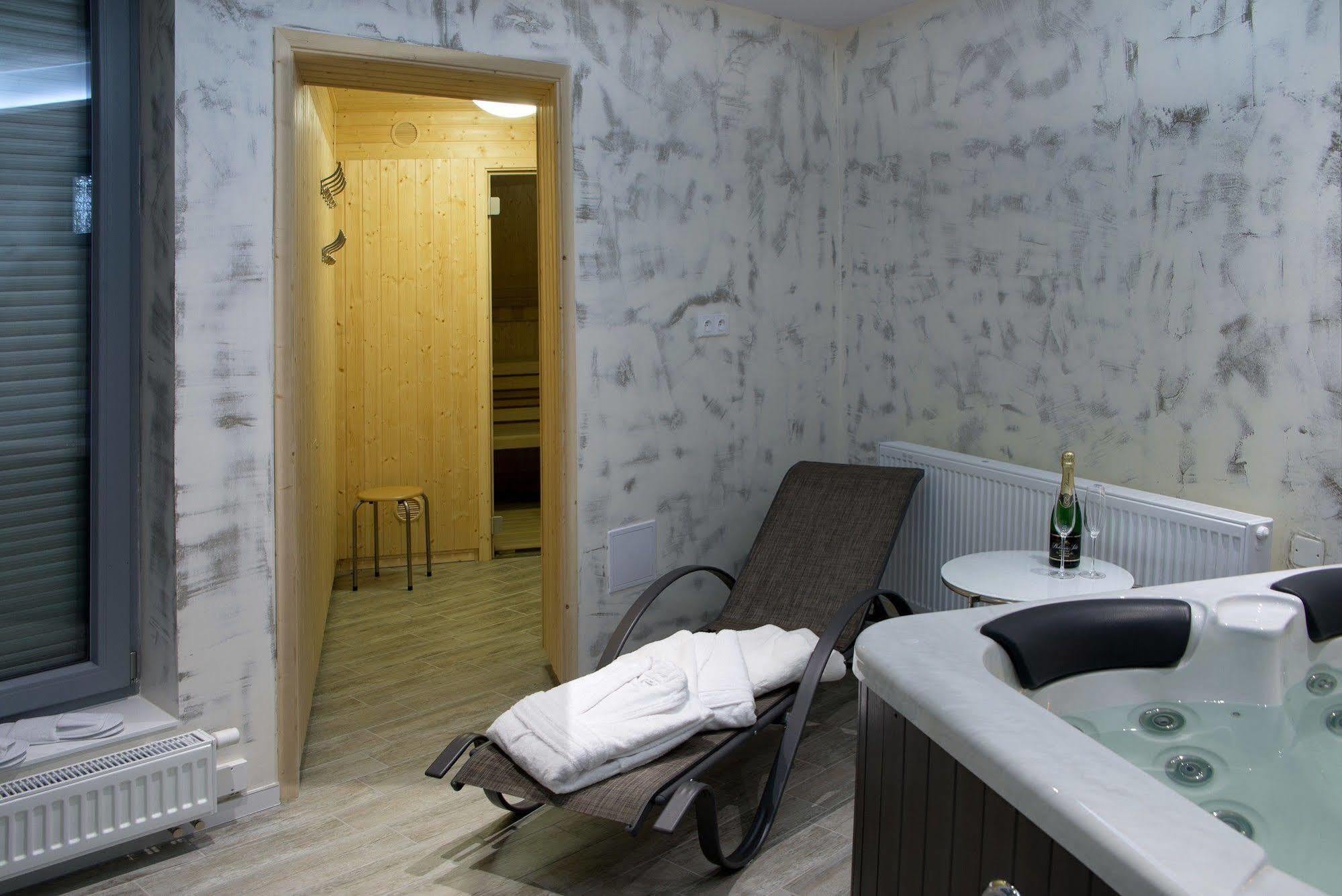 Hotel Koruna Chlumec nad Cidlinou Luaran gambar