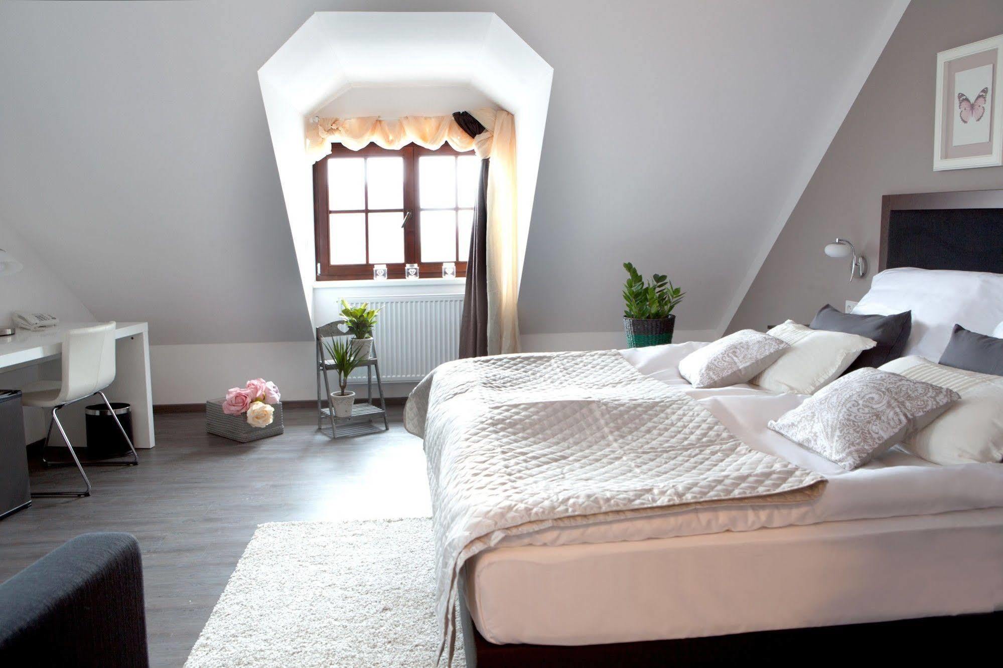 Hotel Koruna Chlumec nad Cidlinou Luaran gambar